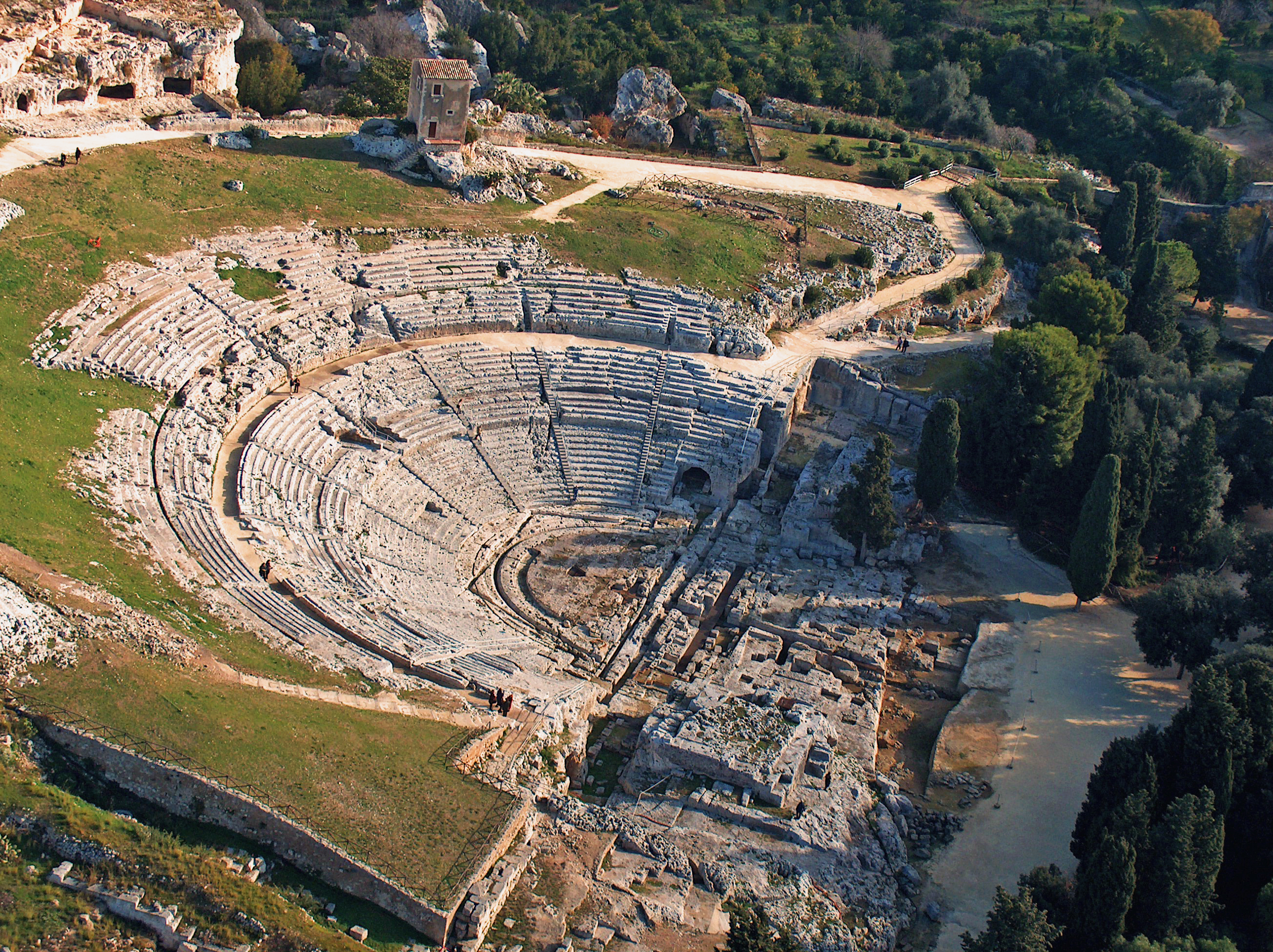 Для жителей греции театр был. Сиракузах Сицилия театр. Театр древней Греции Сиракузы. Греческий театр в Сиракузах. Греческий театр Сицилия.