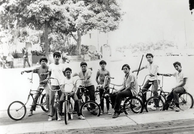 File:Young Latino boys with bicycles.png