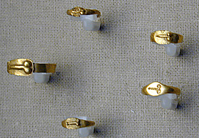 File:Anon goldsmiths roman gold childrens rings carved with a phallus for good luck ca1st3rdCCE british Museum london 400×277.jpg