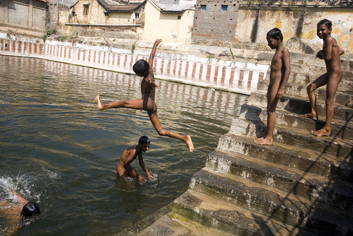 File:RENAULT 2006 Kids skinny dipping in India 699x468.jpg