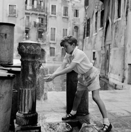 File:David Hemmings in Venice (1953).png
