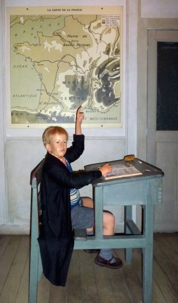 File:MUSÉE GRÉVIN 2013 Écolier d'autrefois 1040x1768.jpg