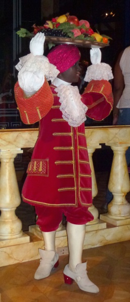 File:MUSÉE GRÉVIN 2013 Jeune serviteur noir 762x1766.jpg