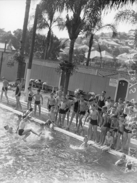 File:Crowd of boys at Ithaca Baths, 1940.png