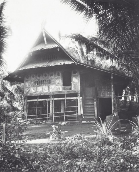 File:COLLECTIE TROPENMUSEUM De voorgevel van een Makassaars huis in Makassar. TMnr 60041778.jpg