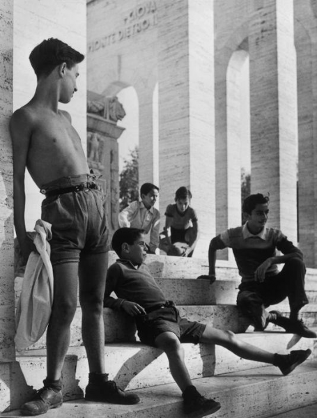 File:Herbert List - Youths on the steps of the Palazzo della Civiltà del Lavoro.png