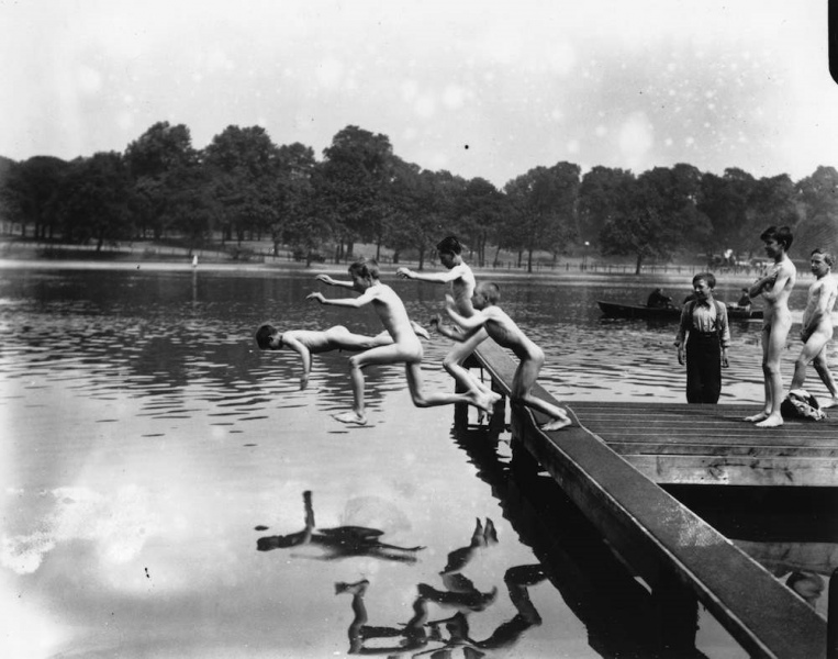 File:A group of naked boys jumping into the Serpentine Lake at Hyde Park during a heat wave, 1926.png