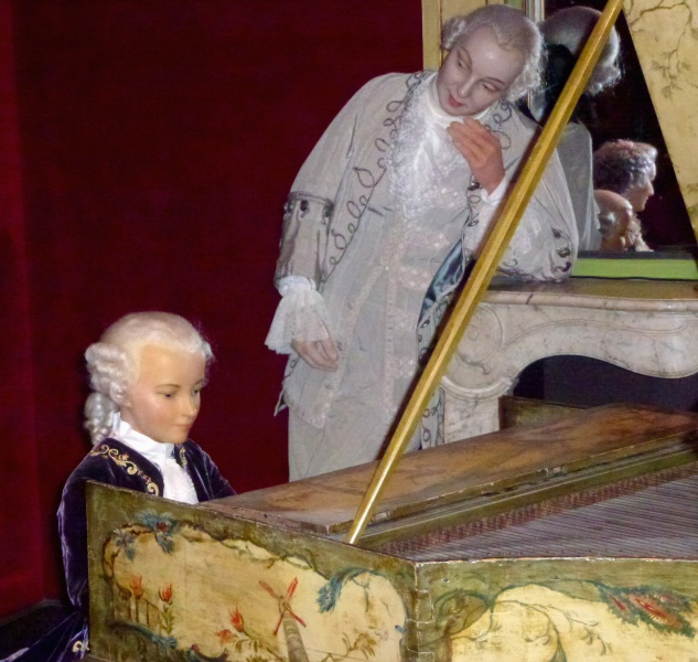 File:MUSÉE GRÉVIN 2013 Mozart enfant avec un admirateur 1608x1524.jpg