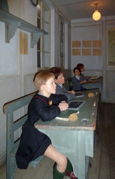 File:MUSÉE GRÉVIN 2013 Écoliers d'autrefois 1347x2078.jpg