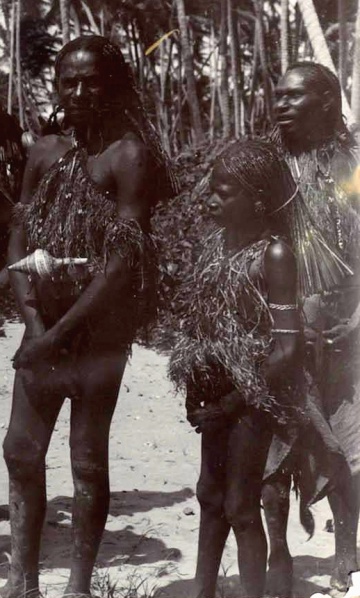 File:(Papua) 1907c Groepsportret van mannen en jongens behorend tot de Marind tijdens de Majoefeesten (detail) 518x861.jpg