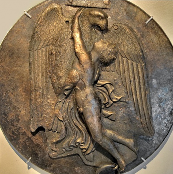 File:Bronze mirror cover; Attic, 360350 BCE; Inv. 7928, Staatliche Musee, Berlin.jpg