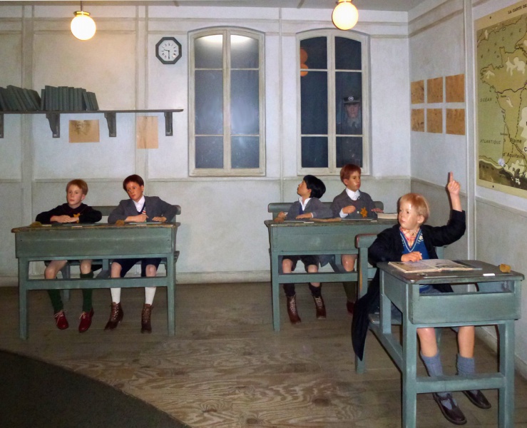 File:MUSÉE GRÉVIN 2013 Salle de classe d'autrefois 1331x1080.jpg