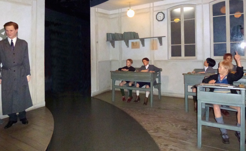 File:MUSÉE GRÉVIN 2013 Élèves et instituteur d'autrefois 1755x1080.jpg