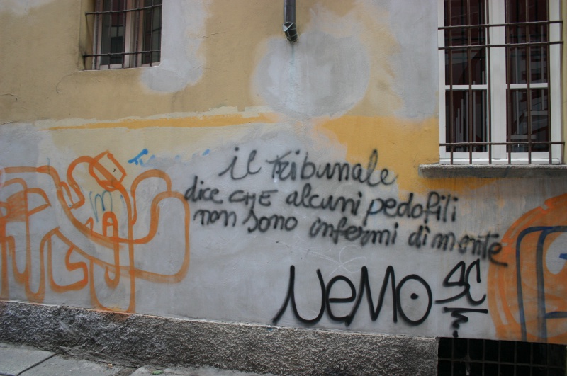 File:DALL'ORTO 2007-2-21 Milano - Graffiti antipedofili in Via Laghetto 2048x1360.jpg