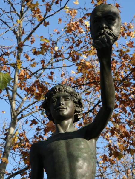 File:ASTRUC Zacharie 1883 Le marchand de masques (détail) 814x1080.jpg