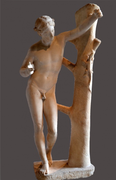 File:PRAXITÉLĒS -345c Apollon sauroctone (Louvre MR78 Ma441) 706x1092.jpg